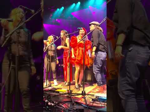 “Yes We Can” with #IvanNeville and the Lou Ladies in #NOLA ⚜️ #livemusic Thumbnail